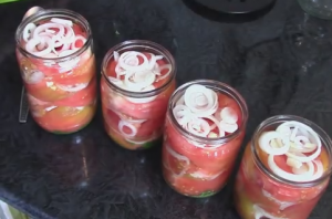 Маринованные помидоры дольками с луком на зиму