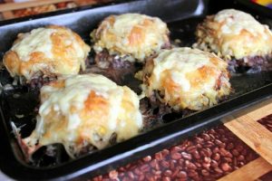 Стожки из мясного фарша в духовке