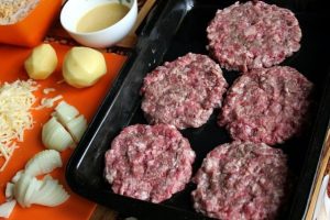 Стожки из мясного фарша в духовке
