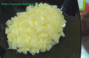 салат с курицей и ананасом