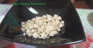 салат с курицей и ананасом